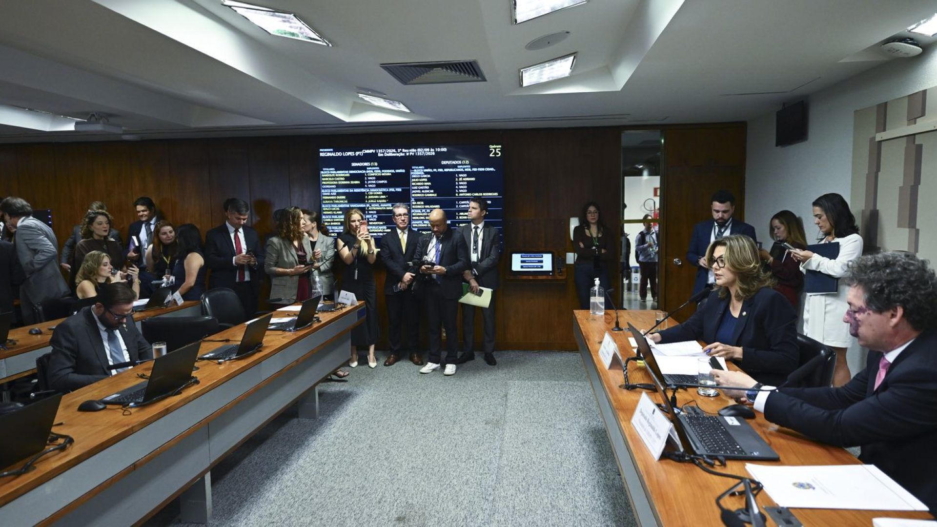 Comissão aprova MP da taxa das blusinhas: texto segue a plenários