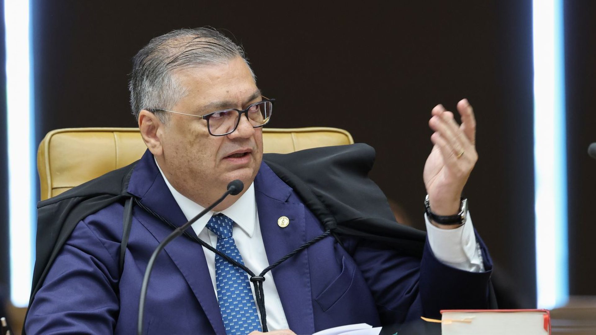 Dino manda PF investigar relação de Vorcaro com cemitérios em SP