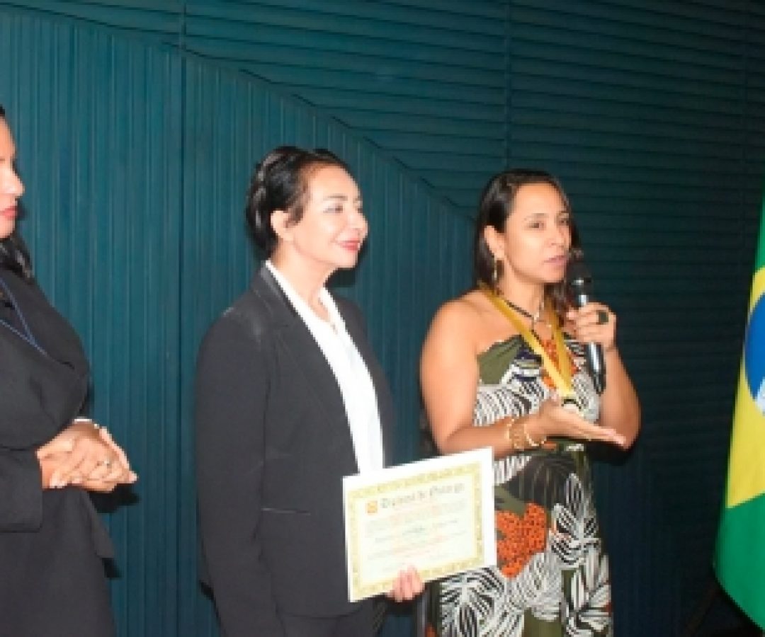Servidora da Decrin recebe Medalha Policial da Cidadania