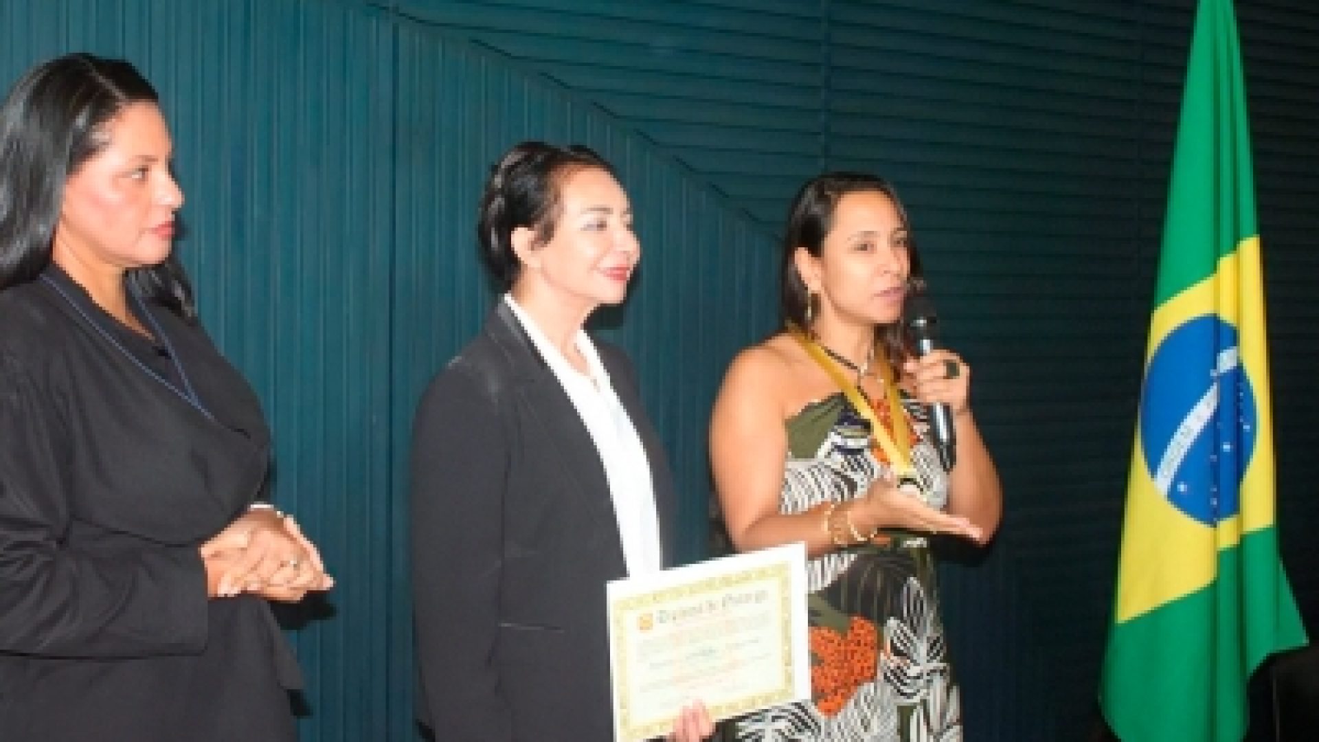 Servidora da Decrin recebe Medalha Policial da Cidadania