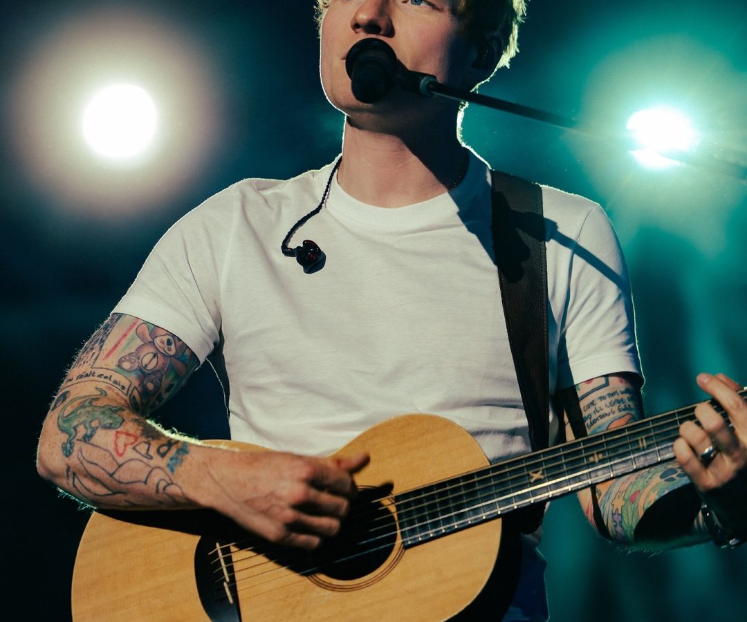 Ed Sheeran deixa Warner Music após 15 anos e diz que não brigou com gravadora
