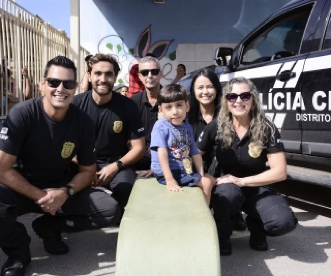 PCDF faz surpresa para criança e celebra aniversário em escola de Ceilândia