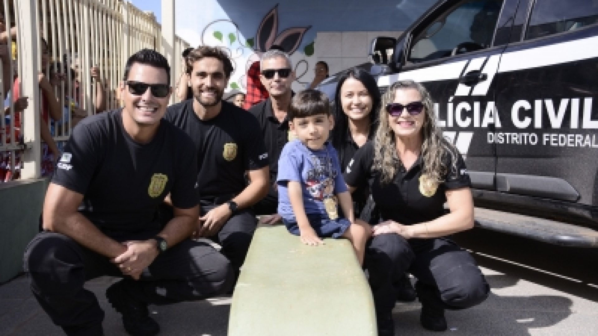 PCDF faz surpresa para criança e celebra aniversário em escola de Ceilândia