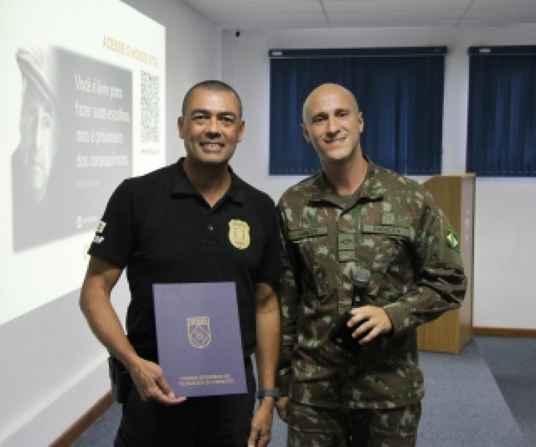 PCDF ministra palestra de prevenção às drogas para militares do Exército no SMU