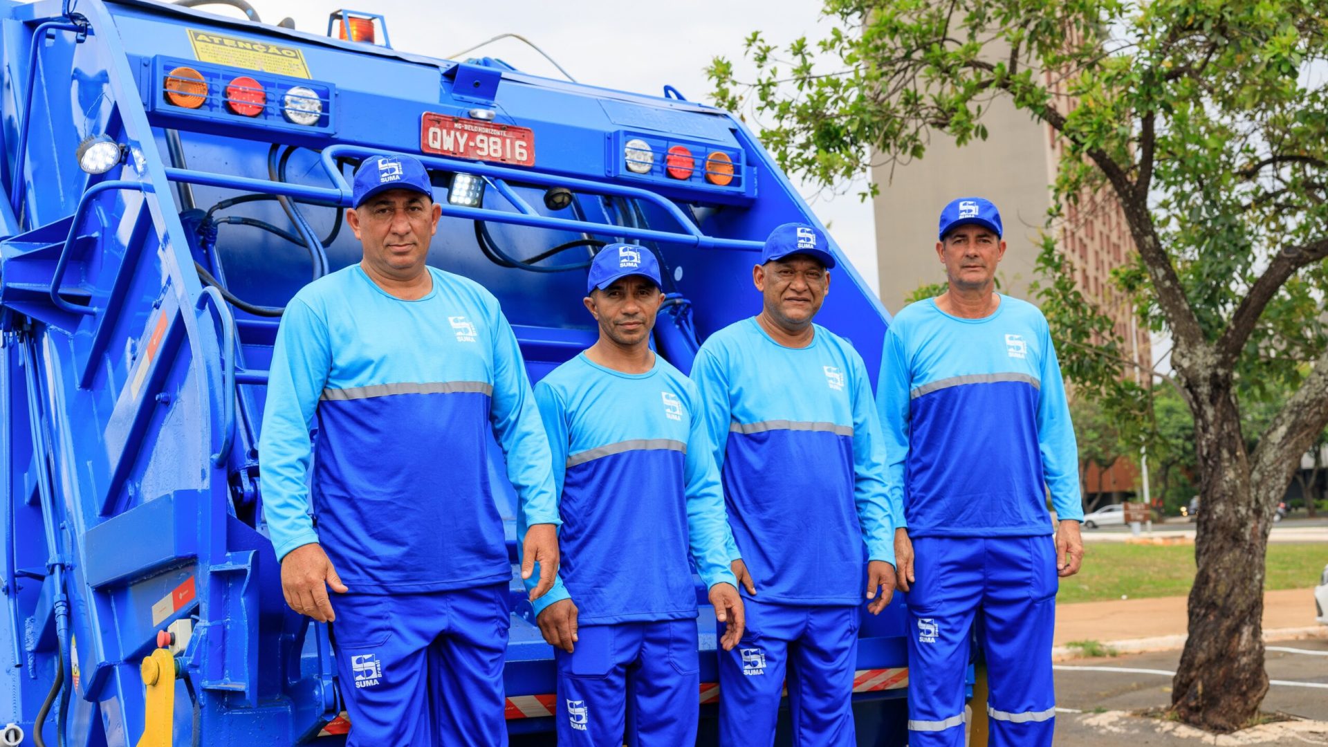 Novembro Azul: Caminhões de coleta de lixo rodam Brasília com mensagens de conscientização