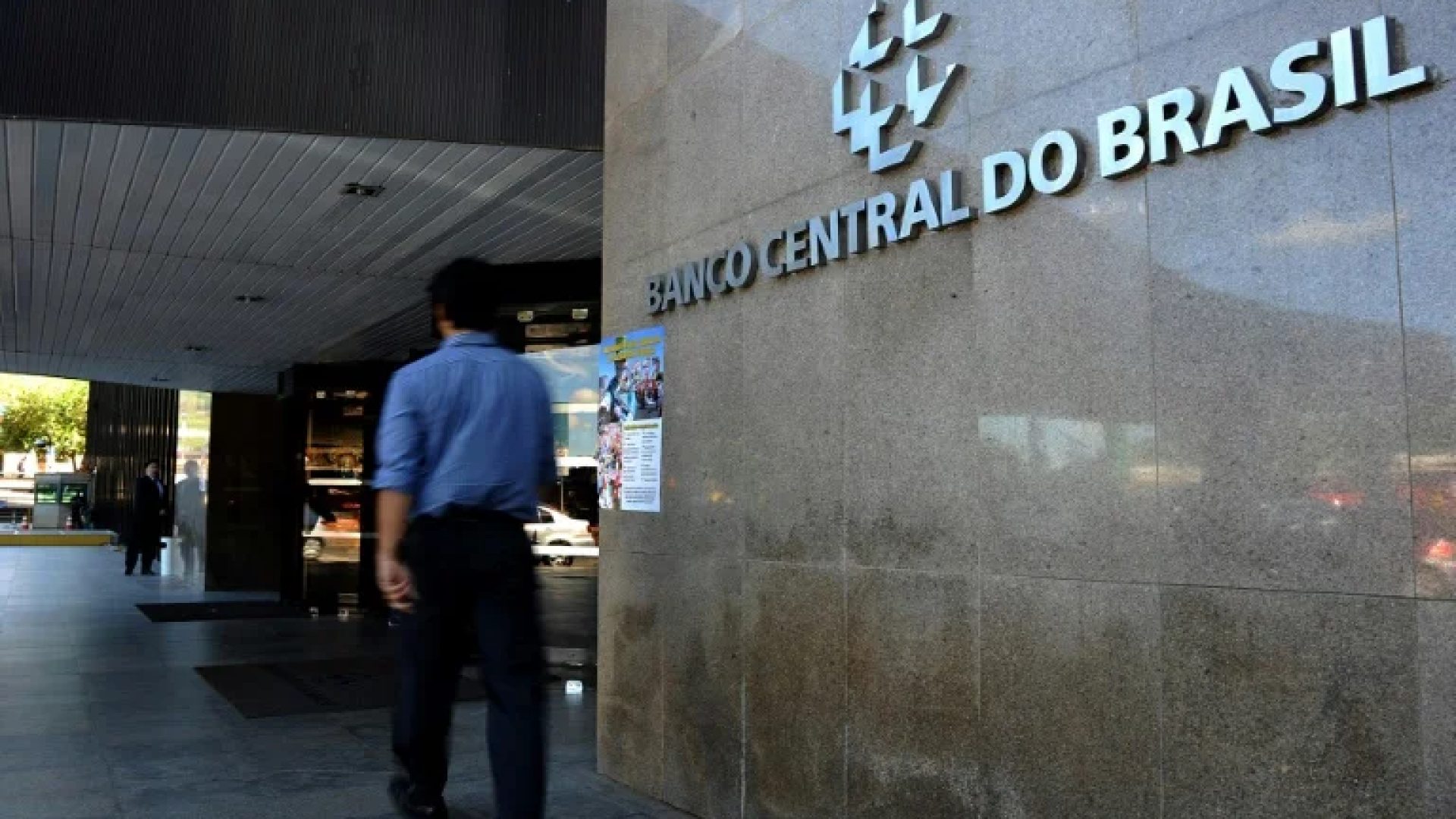 Banco Central rola US$ 2,5 bilhões em leilões de swap cambial nesta quinta-feira (20)