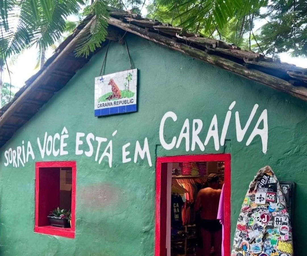 Armas apreendidas em Caraíva em novembro de 2025 -  (crédito: SSP/BA)