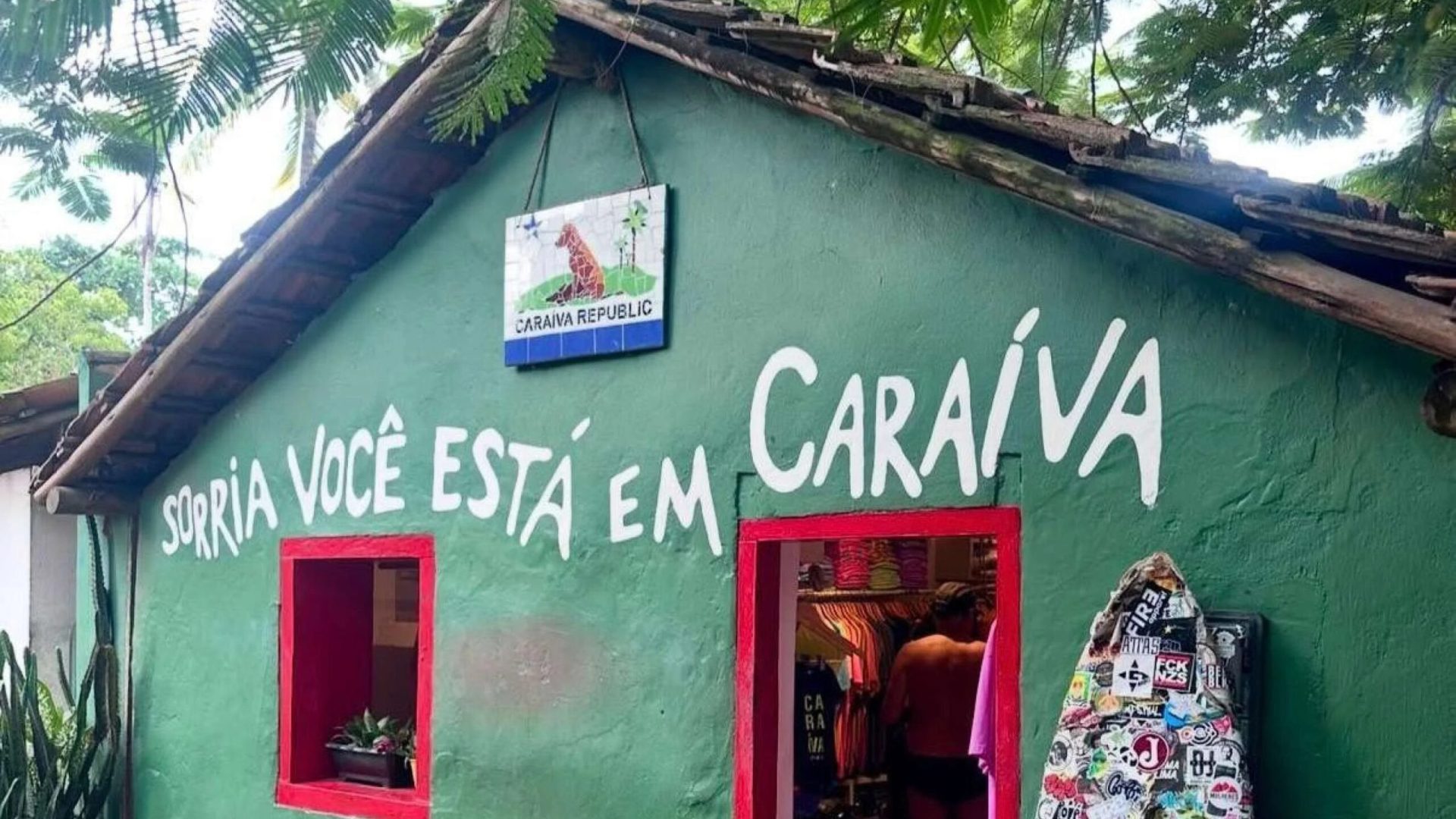 Armas apreendidas em Caraíva em novembro de 2025 -  (crédito: SSP/BA)