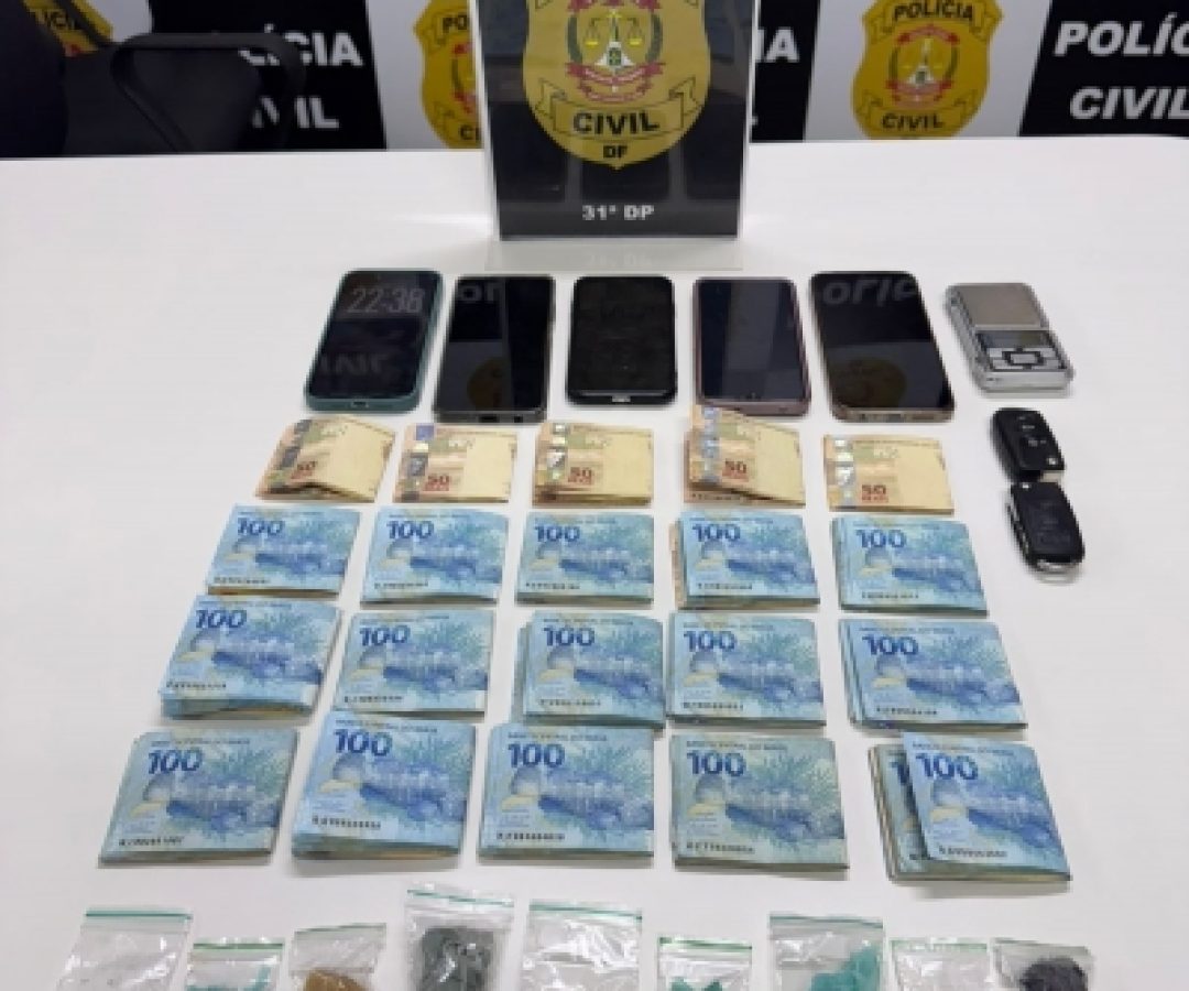 31ª DP prende dois irmãos por tráfico e apreende R$ 16 mil em dinheiro