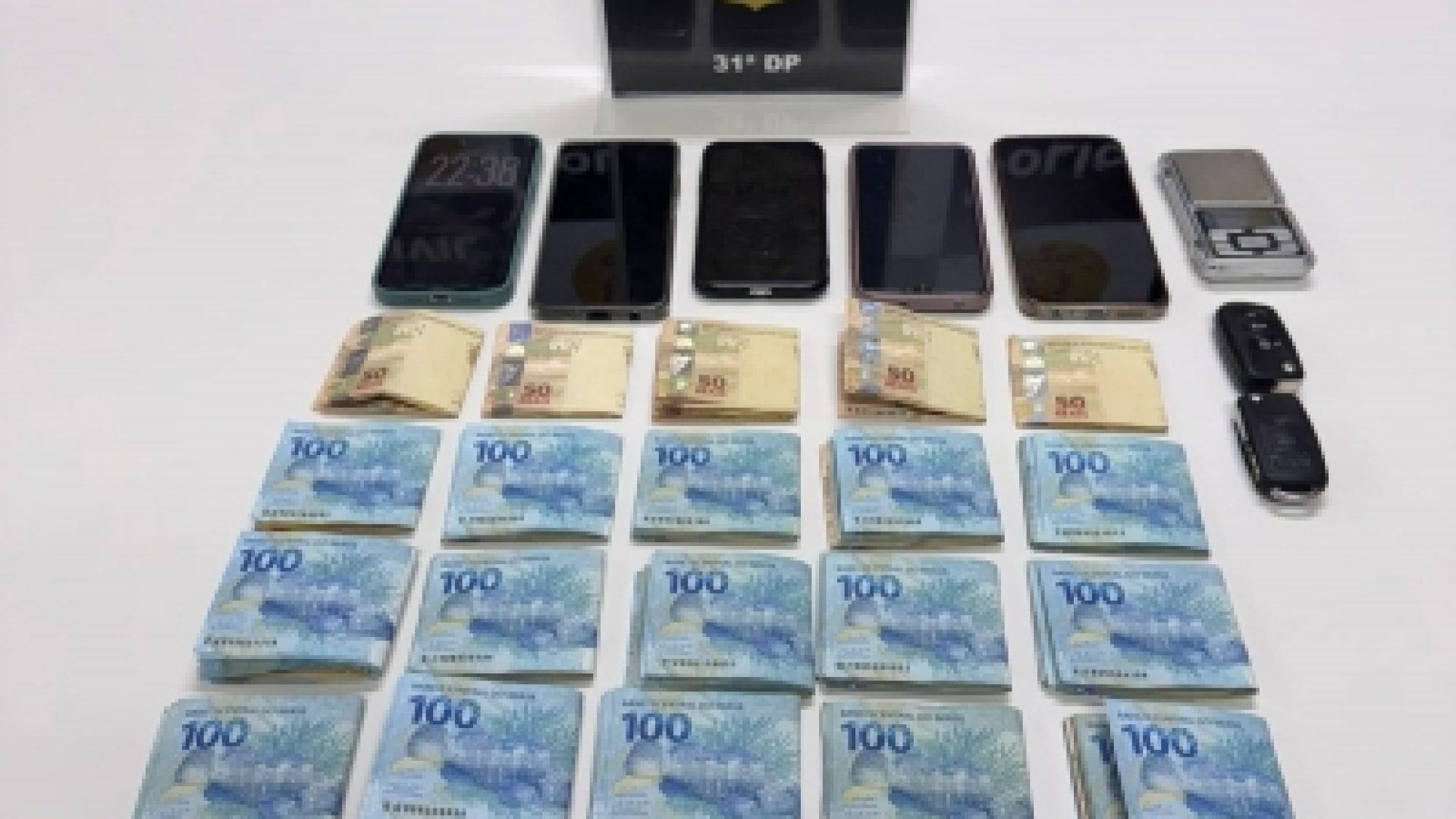 31ª DP prende dois irmãos por tráfico e apreende R$ 16 mil em dinheiro