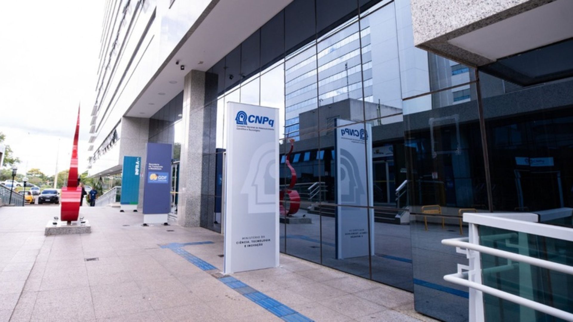 CNPq lança edital de R$ 120 milhões para bolsas em pesquisa científica