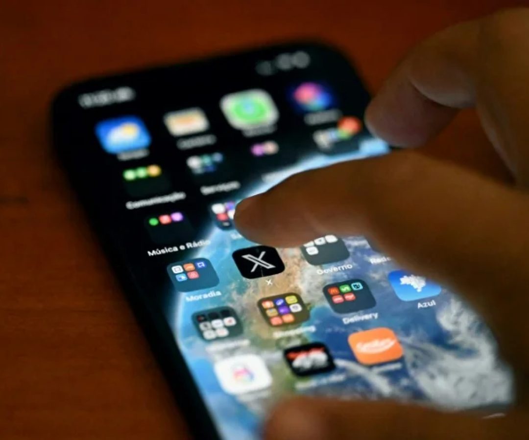 Ilustração mostra o aplicativo da plataforma de mídia social X (antigo Twitter) em um smartphone no Rio de Janeiro, em 18 de setembro de 2024
