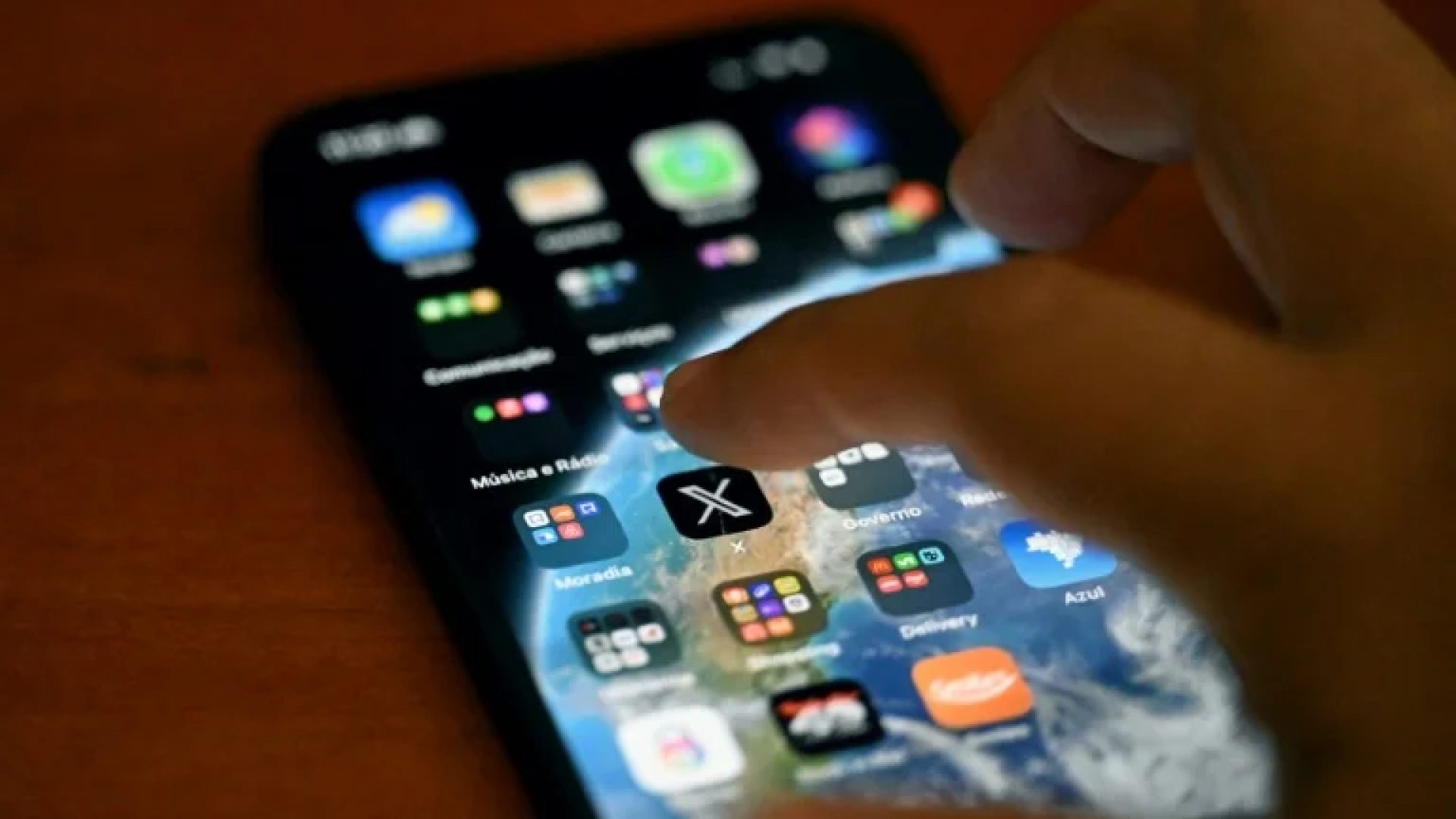 Ilustração mostra o aplicativo da plataforma de mídia social X (antigo Twitter) em um smartphone no Rio de Janeiro, em 18 de setembro de 2024