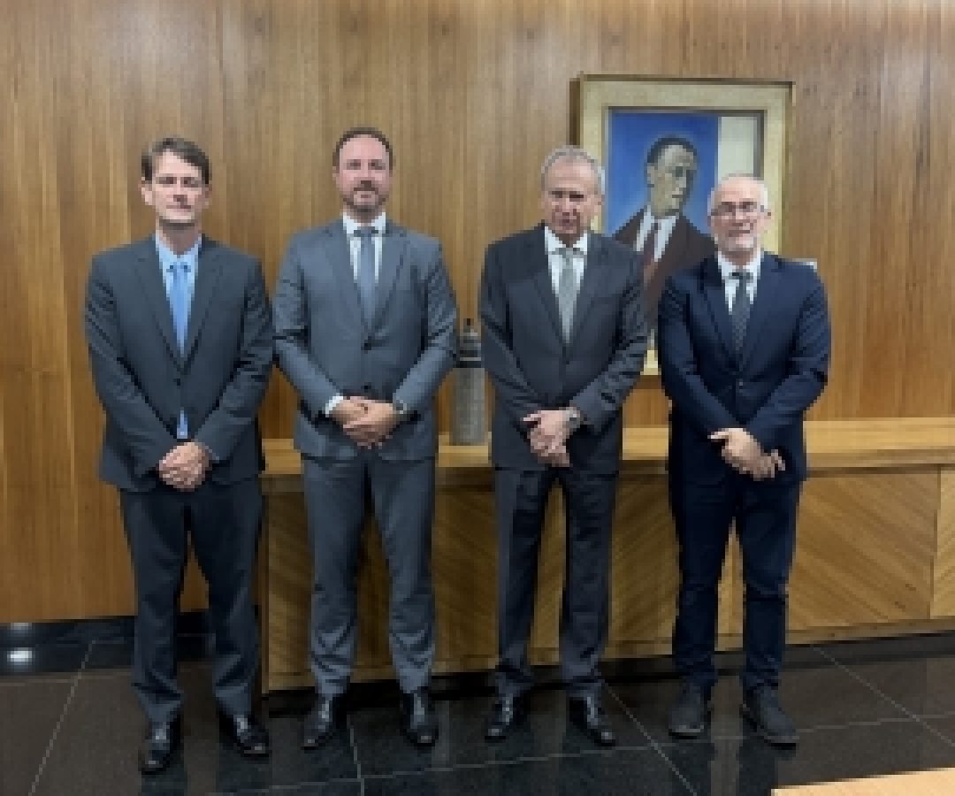 PCDF entrega carteira funcional de magistrado a Presidente do TJDFT
