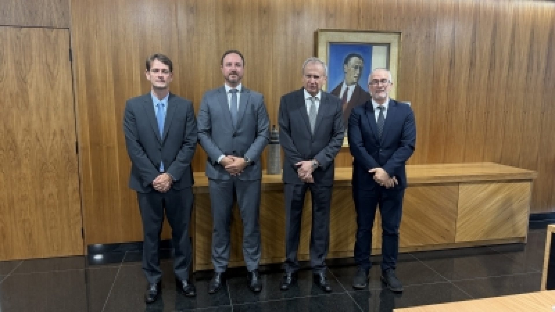 PCDF entrega carteira funcional de magistrado a Presidente do TJDFT