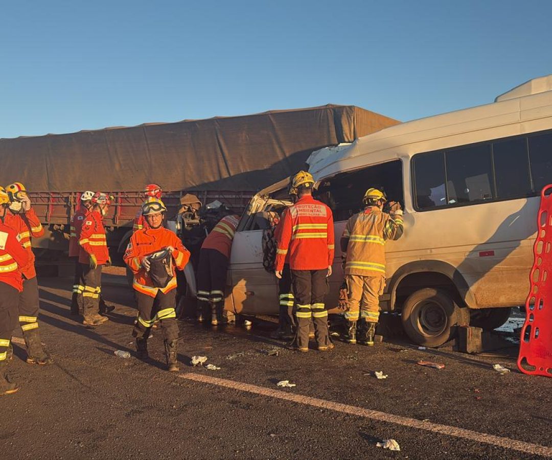 Acidente grave entre van e caminhão deixa cinco mortos na BR-020