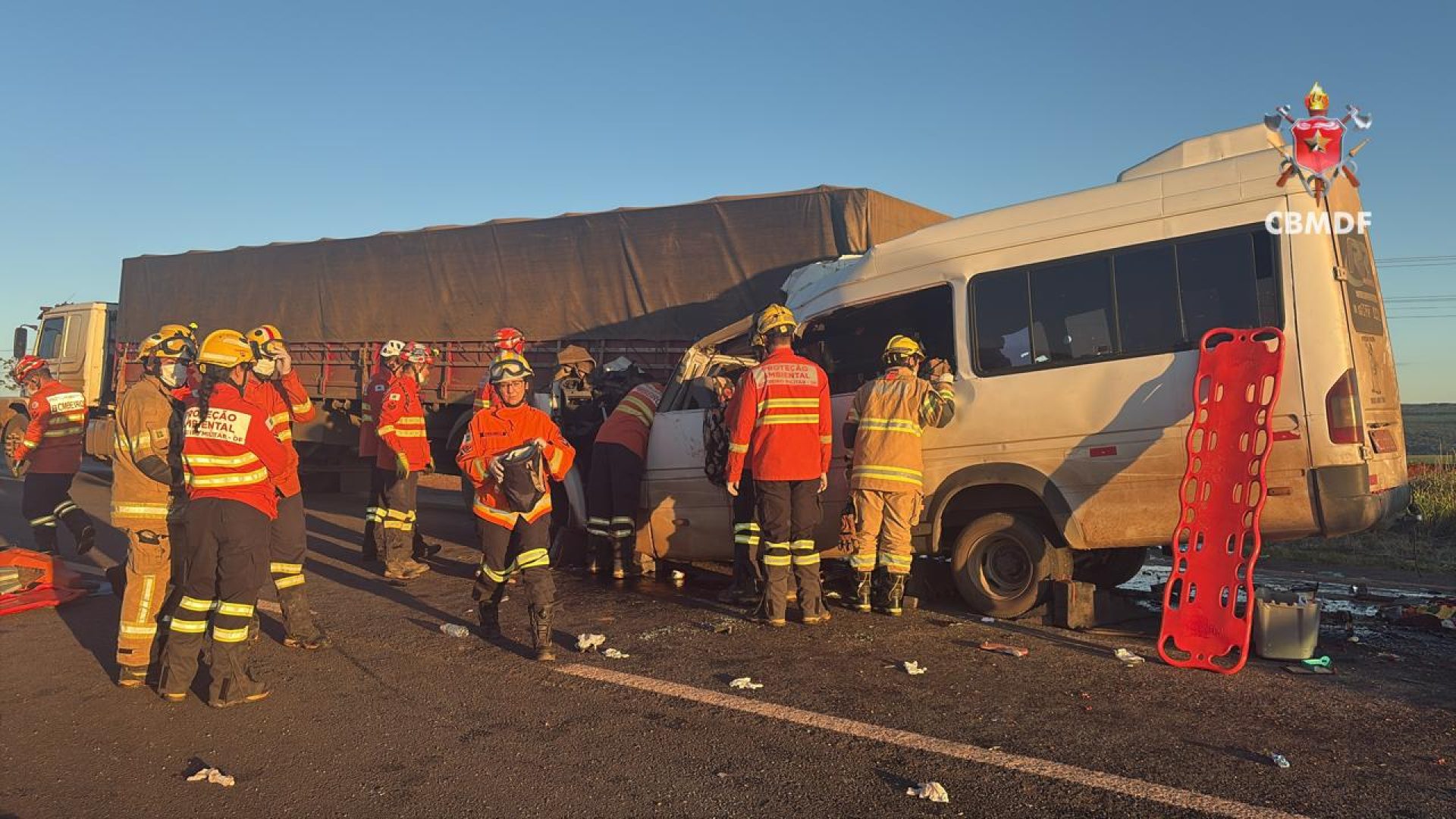 Acidente grave entre van e caminhão deixa cinco mortos na BR-020