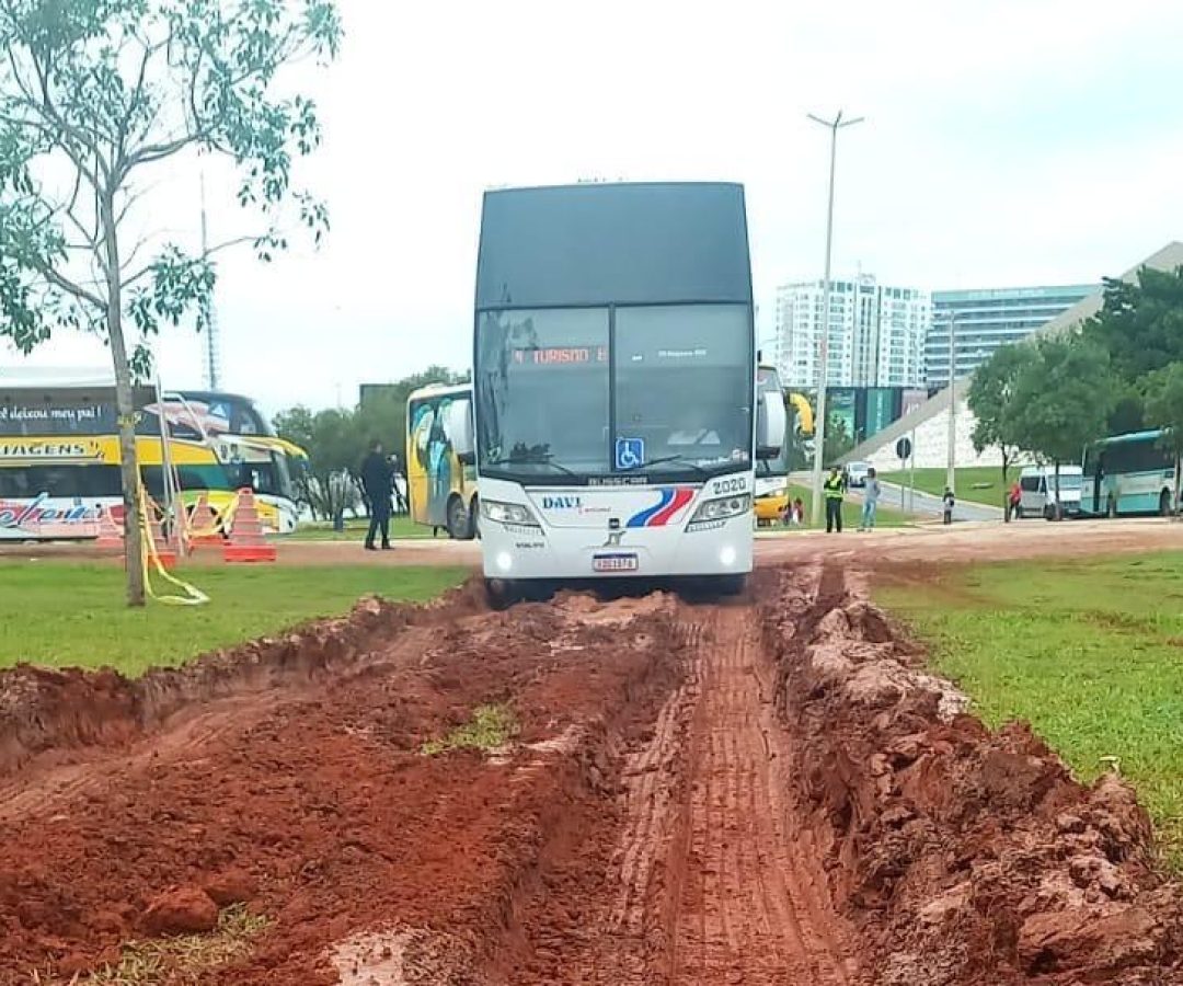 Equipes do GDF recuperam gramado do Teatro Nacional danificado após invasão de ônibus