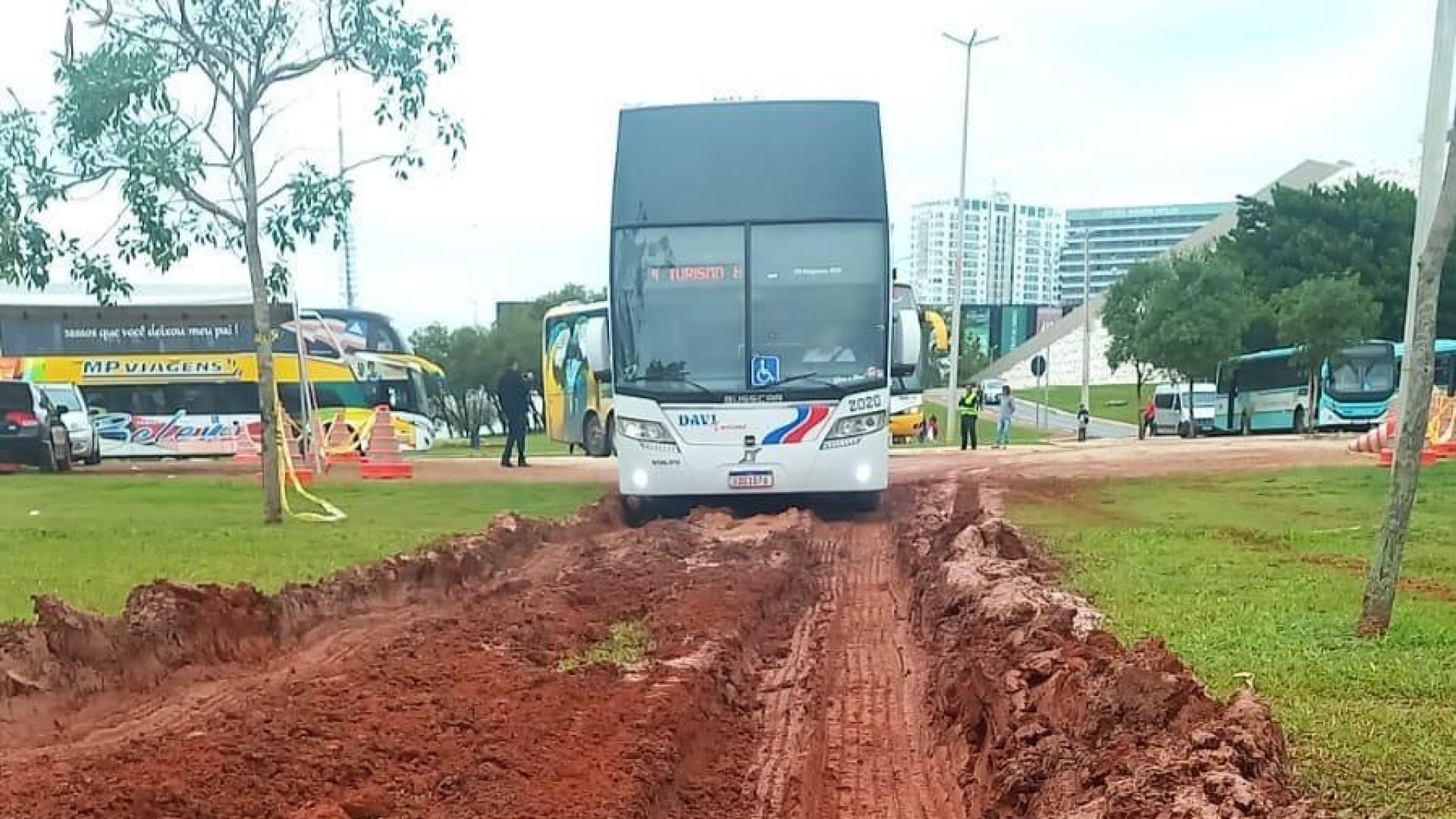 Equipes do GDF recuperam gramado do Teatro Nacional danificado após invasão de ônibus