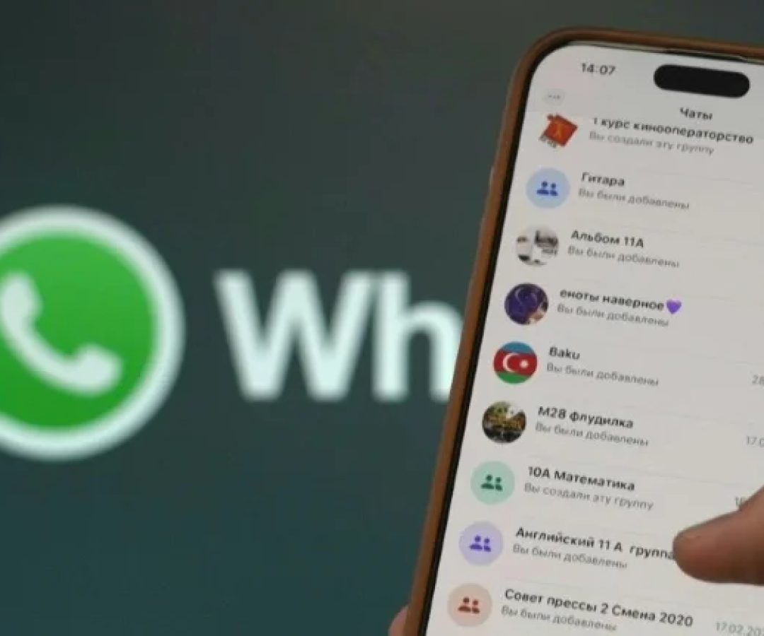 Tela de smartphone exibindo o aplicativo de mensagens WhatsApp em destaque, simbolizando as novas ferramentas de atendimento e personalização para PMEs.