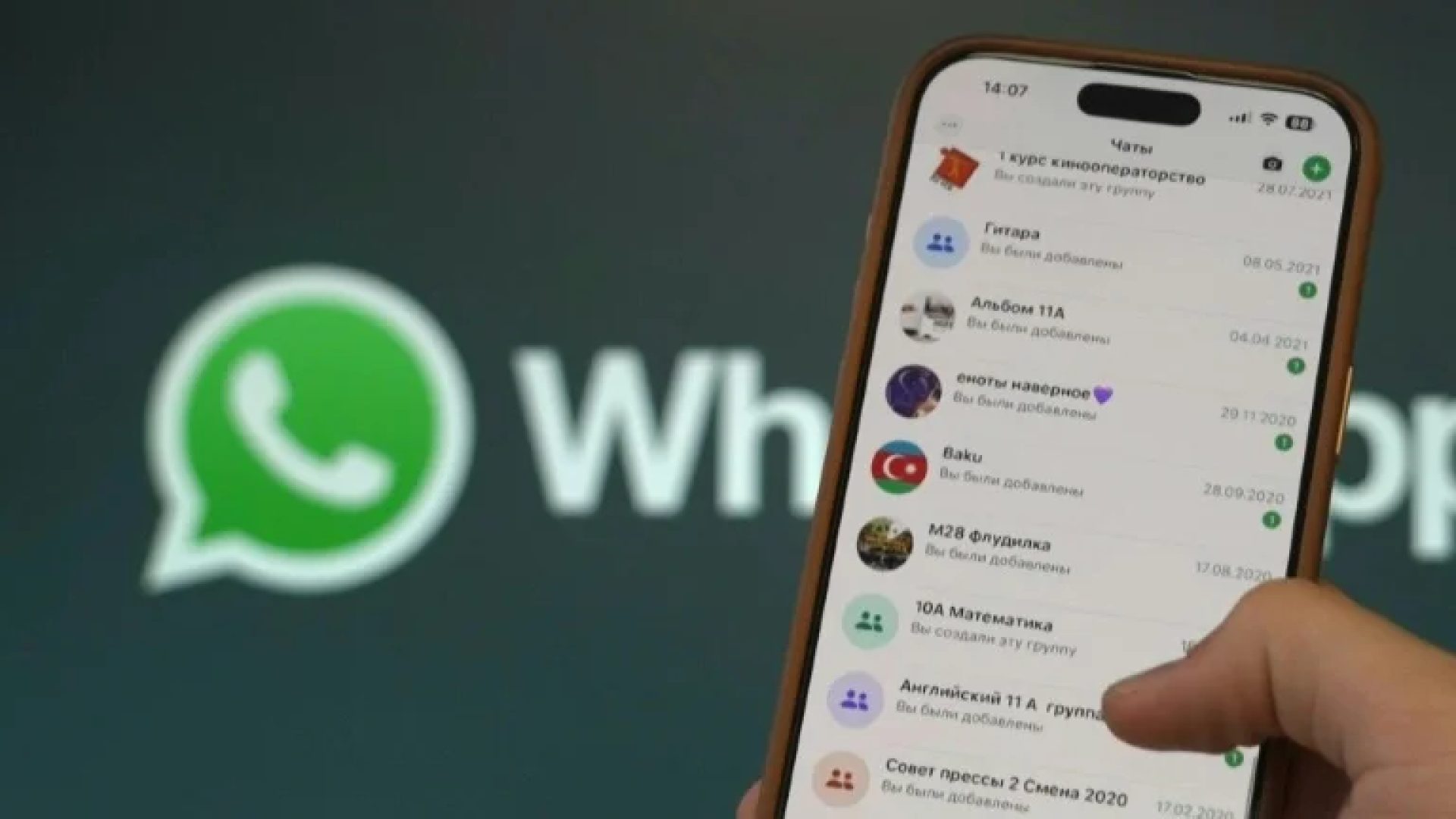 Tela de smartphone exibindo o aplicativo de mensagens WhatsApp em destaque, simbolizando as novas ferramentas de atendimento e personalização para PMEs.