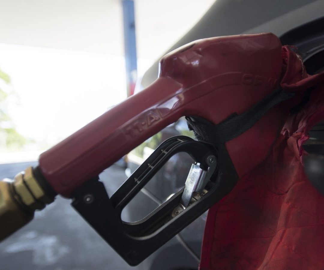 Com nova alta mundial do petróleo, governo mantém desconto na gasolina