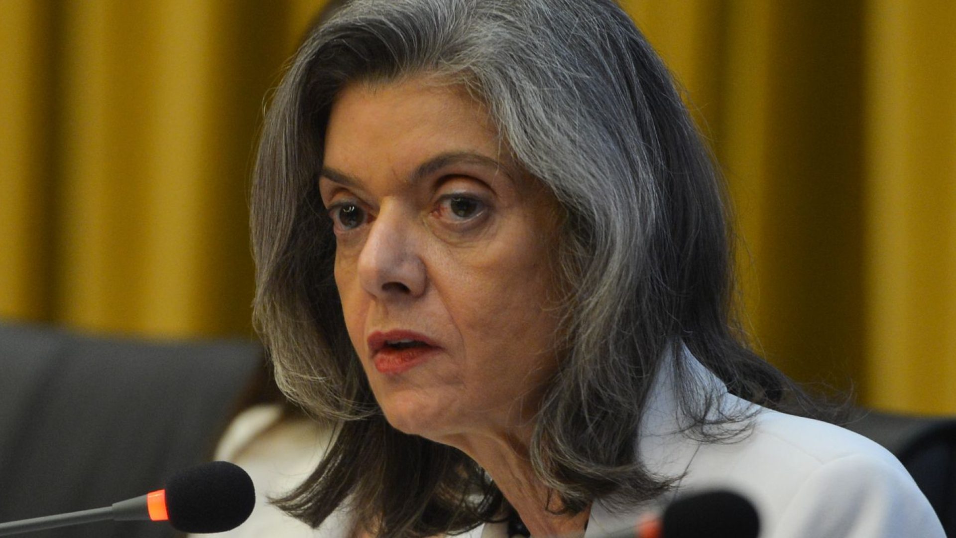 Cármen Lúcia vota contra gratificação de desempenho a inativos do INSS