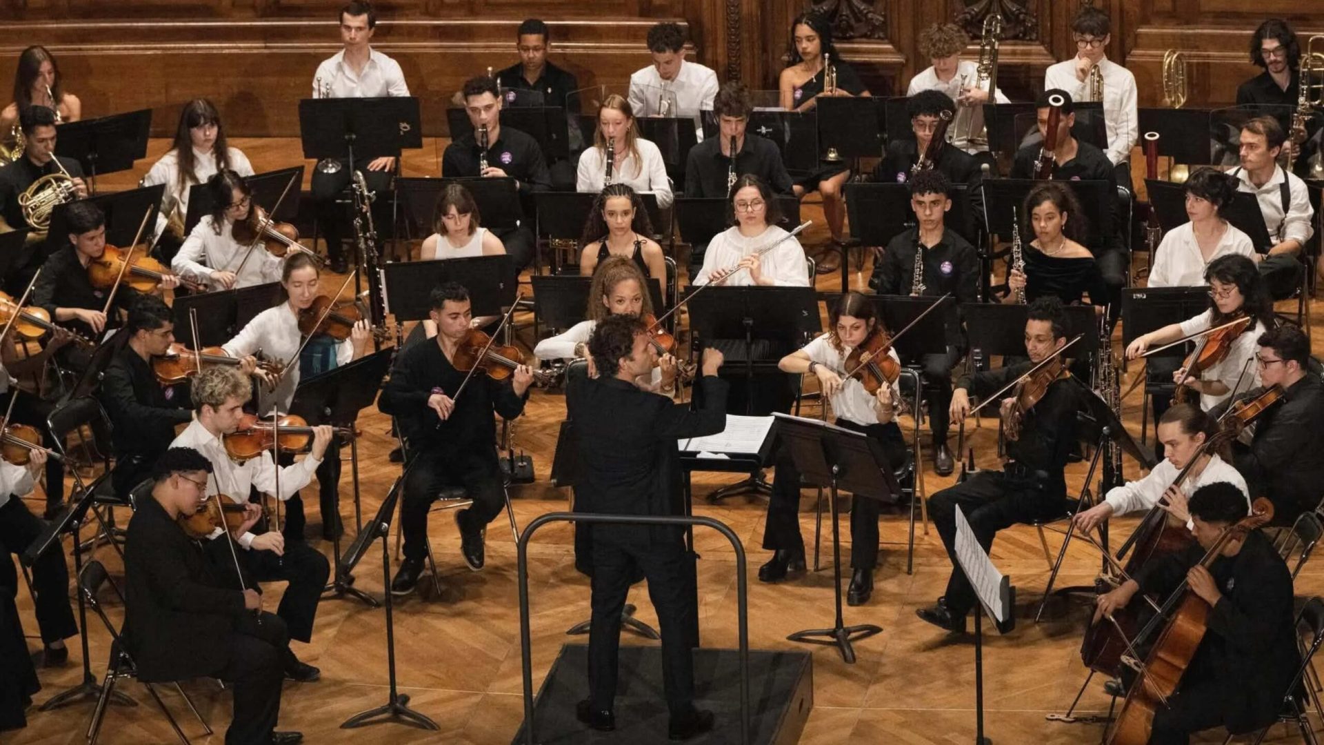 Jhony no anfiteatro da Sorbonne, em Paris: começou na música aos 6 anos, na CCB de Itaquaquecetuba -  (crédito: Arquivo pessoal)