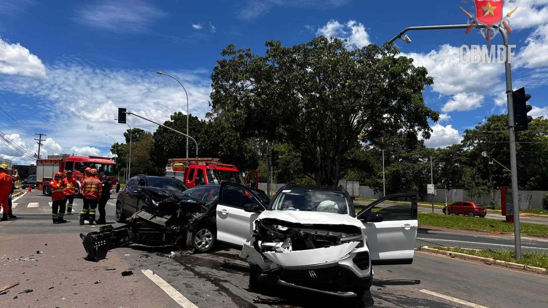 5 pessoas ficam feridas em acidente de carro no Lago Sul