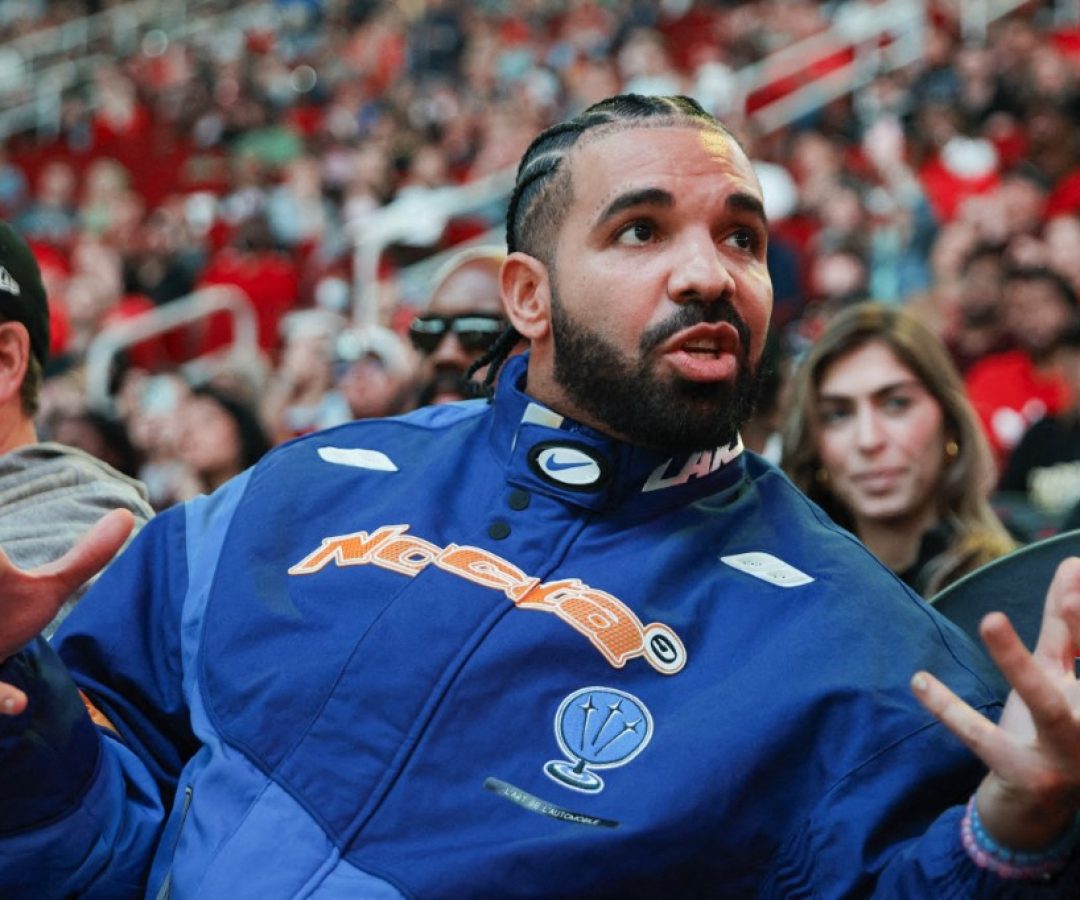 Drake se torna o primeiro artista a estrear três álbuns em 1º, 2º e 3º lugar na Billboard 200