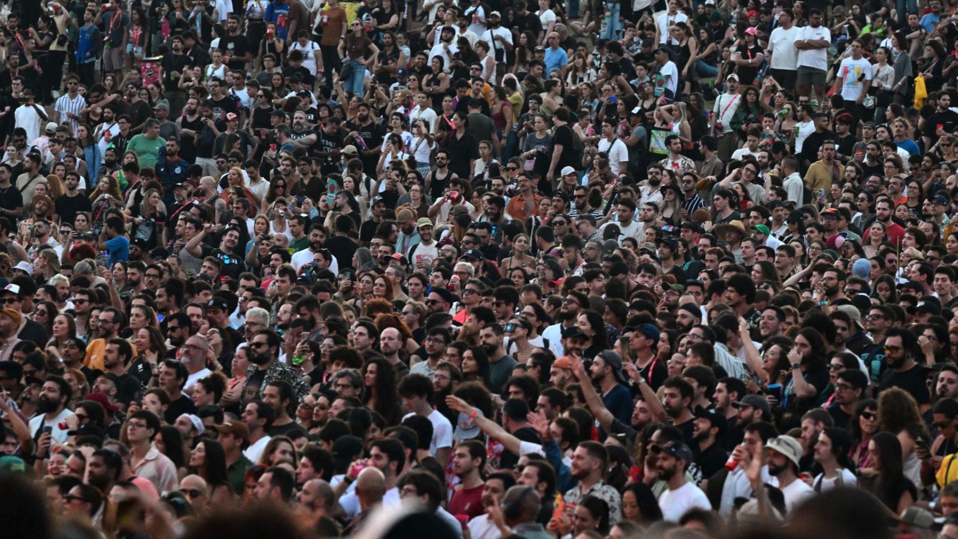 Tarde no Lollapalooza tem sol forte, rap carioca e críticas a Bolsonaro e Trump