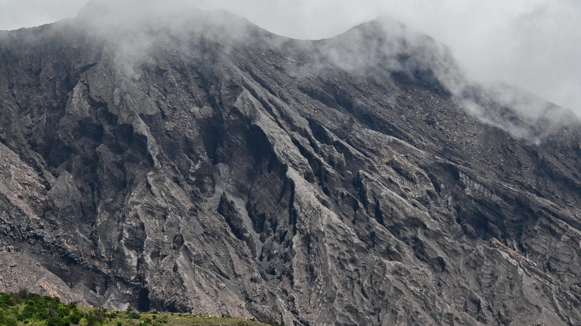 AFP__20250622__63B36T4__v1__HighRes__JapanTourismVolcano-scaled.jpg