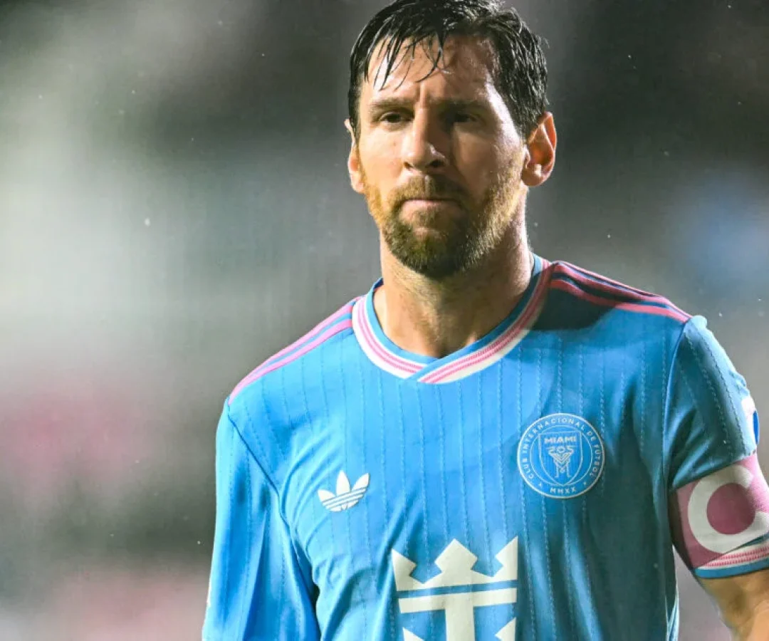 Visita de Messi à Índia começa com tumulto em estádio e prisão de organizador