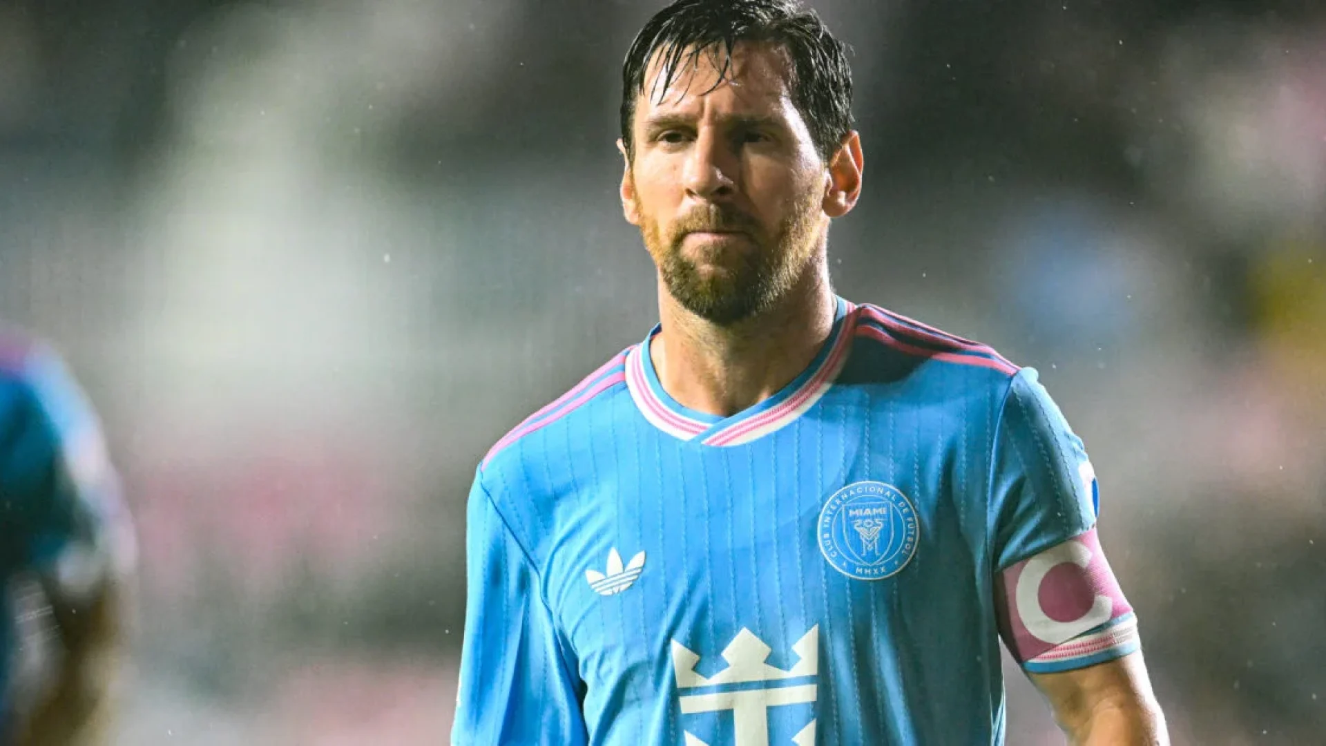 Visita de Messi à Índia começa com tumulto em estádio e prisão de organizador