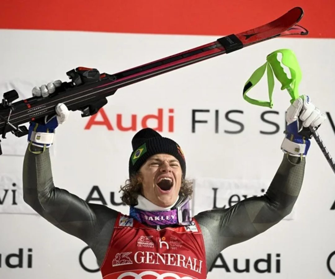 Lucas Pinheiro vence slalom e dá ao Brasil 1ª vitória na Copa do Mundo de esqui