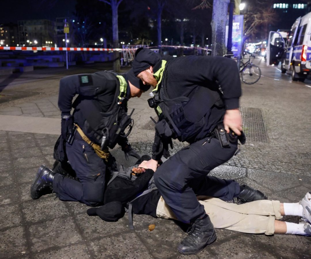 AFP__20251120__84LC2WE__v1__MidRes__OuvertureDuProcesDeLAttaqueAuCouteauDuMemorialBe.jpg