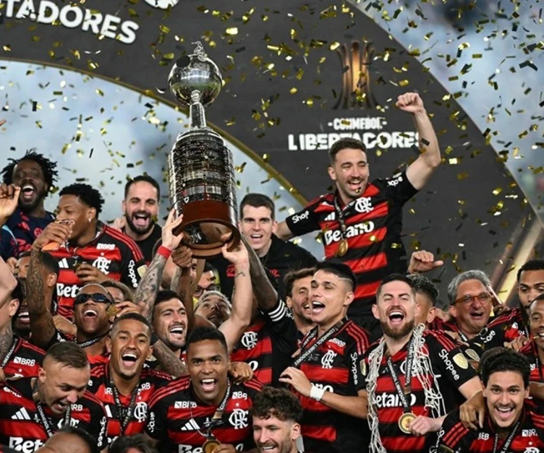 "O meio-campista uruguaio #10 Giorgian de Arrascaeta (E) levanta o troféu com os companheiros de equipe após vencer a final brasileira da Copa Libertadores de futebol entre Palmeiras e Flamengo