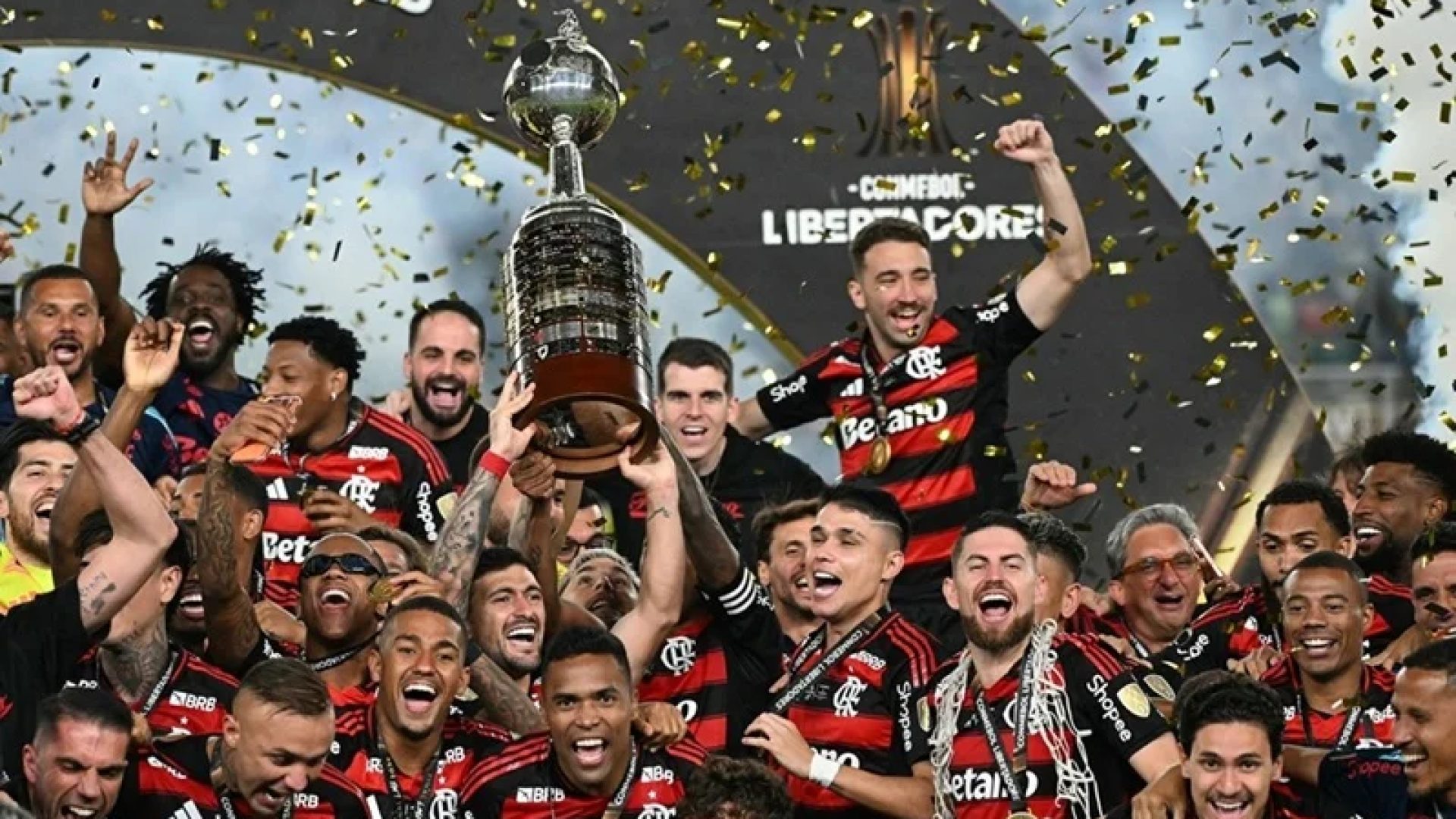 "O meio-campista uruguaio #10 Giorgian de Arrascaeta (E) levanta o troféu com os companheiros de equipe após vencer a final brasileira da Copa Libertadores de futebol entre Palmeiras e Flamengo