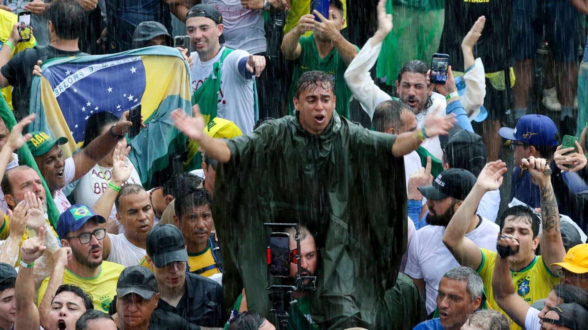 Raio cai em ato liderado por Nikolas Ferreira e fere 13 pessoas