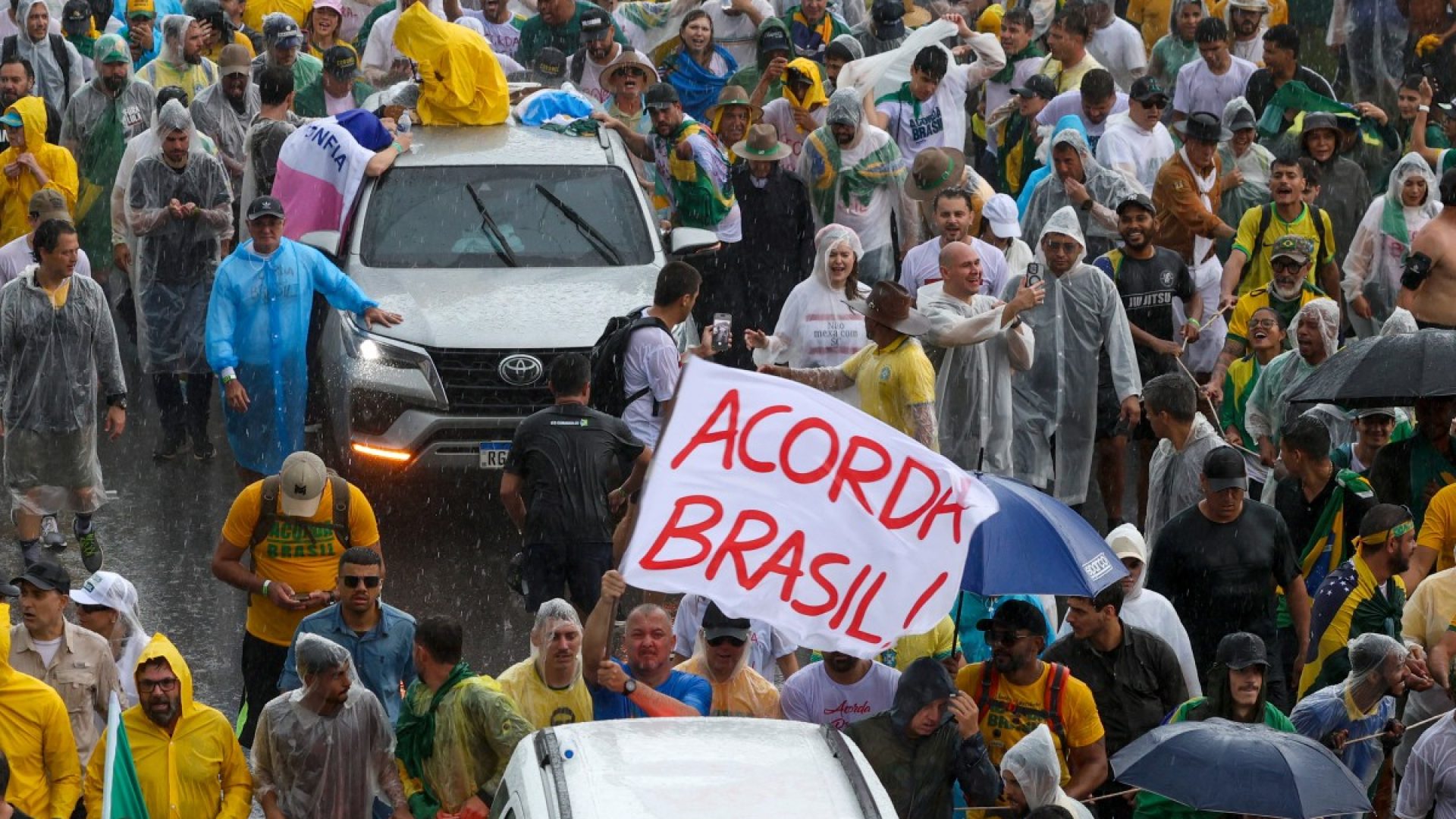CBMDF atendem 89 pessoas após raio na Praça do Cruzeiro