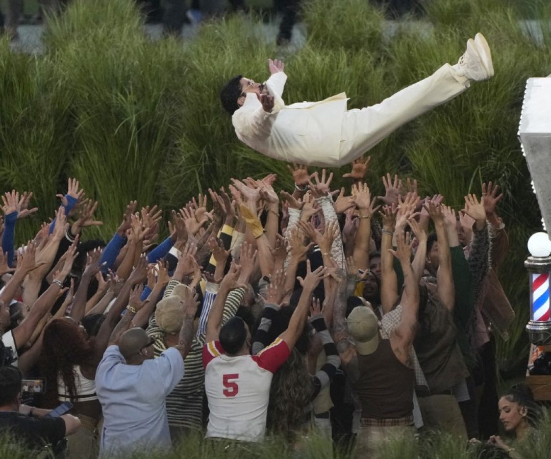 Quem é o garoto no show de Bad Bunny que recebe um Grammy das mãos do cantor