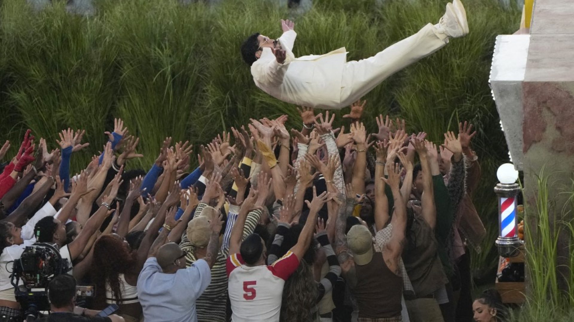 Quem é o garoto no show de Bad Bunny que recebe um Grammy das mãos do cantor