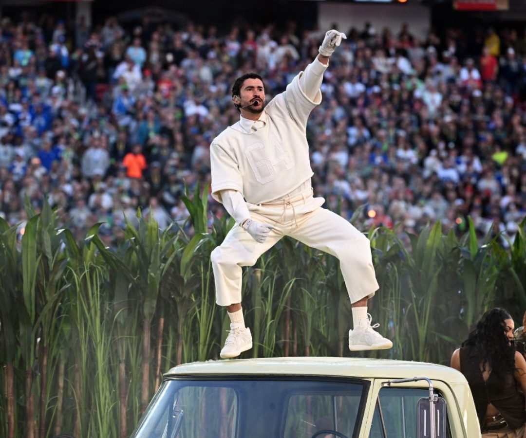 Bad Bunny reúne astros, homenageia América Latina no Super Bowl e diz: ‘seguimos aqui’