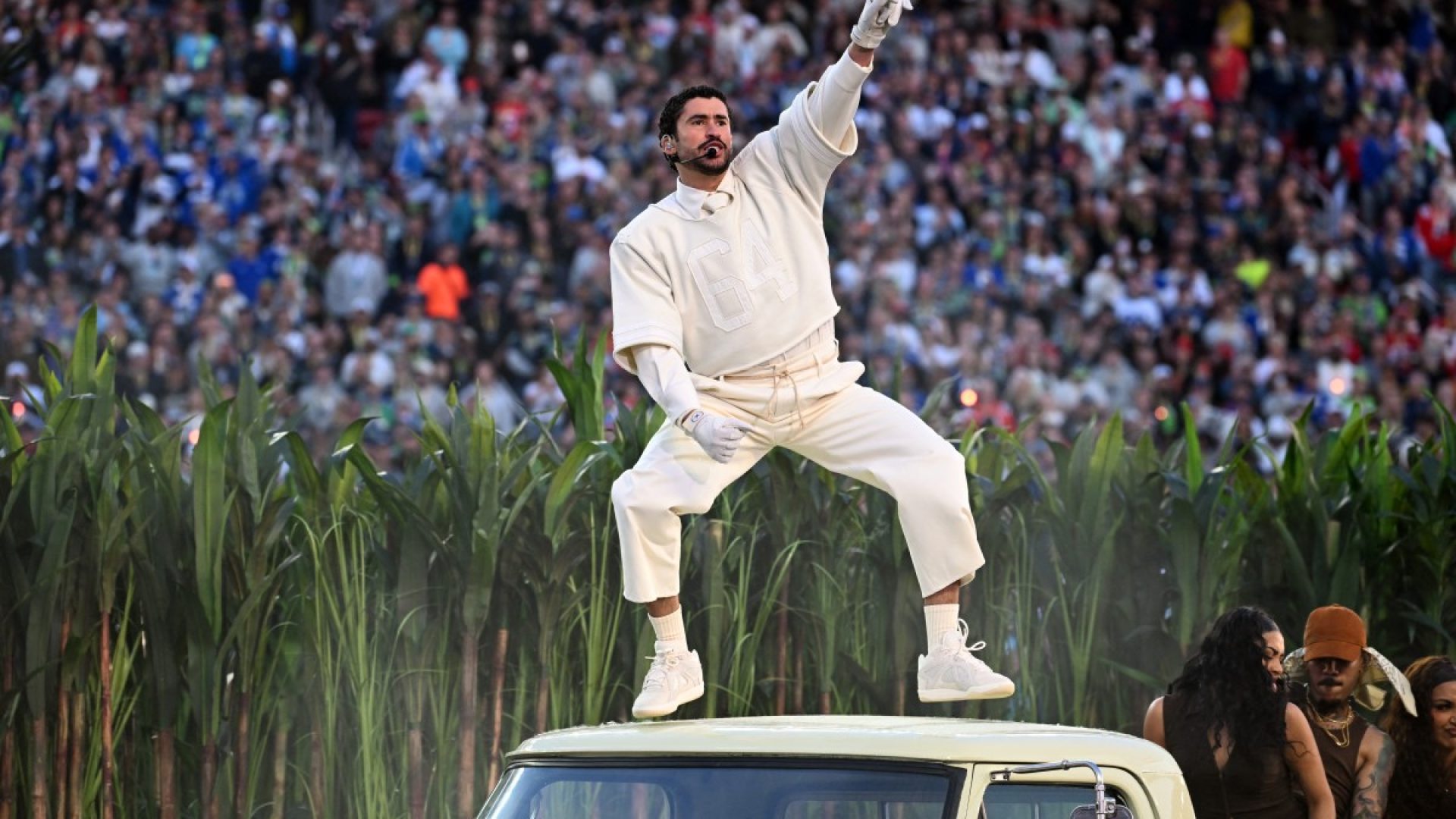 Bad Bunny reúne astros, homenageia América Latina no Super Bowl e diz: ‘seguimos aqui’