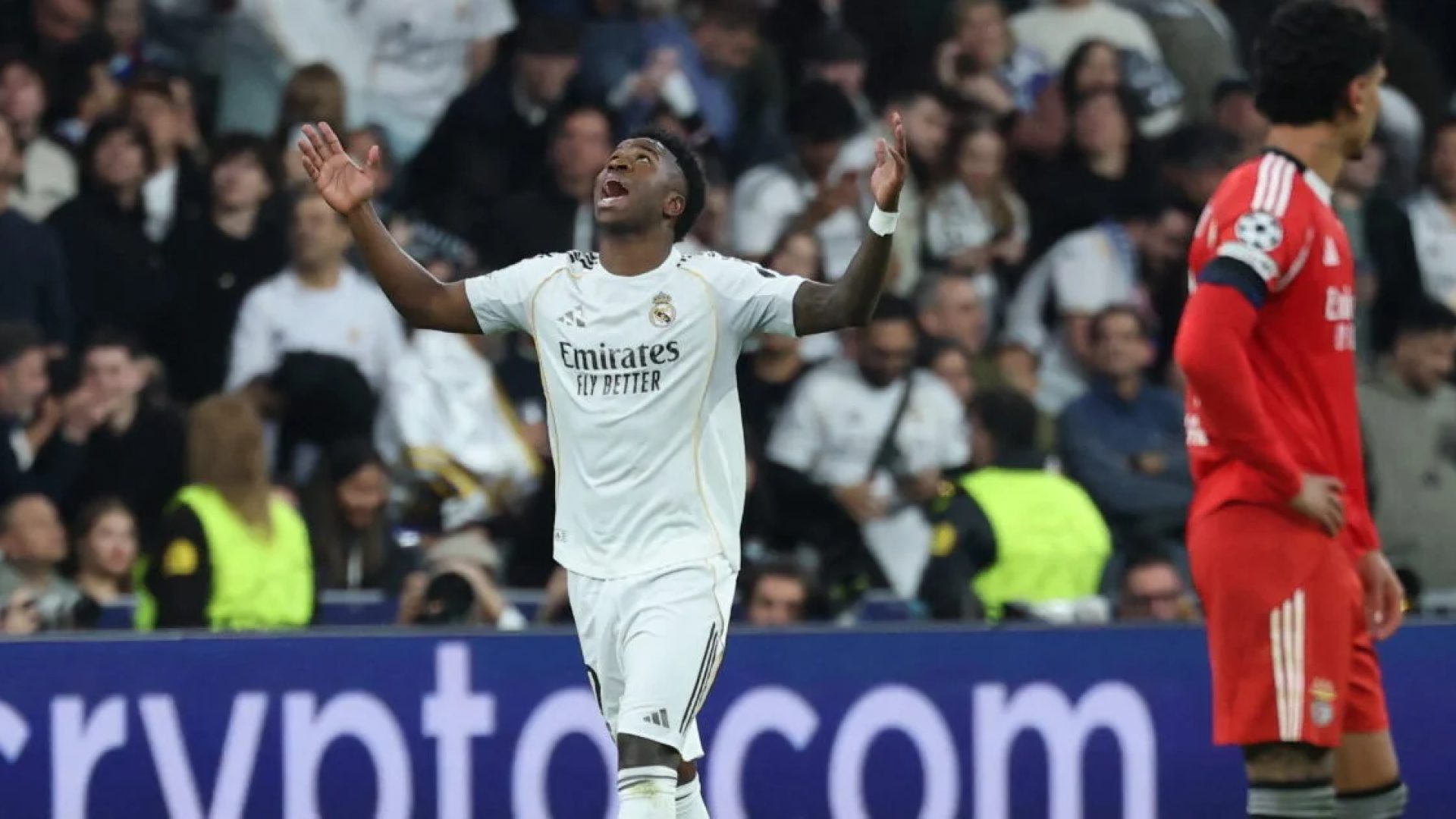 Com mais um gol de Vini, Real volta a vencer o Benfica e vai às oitavas da Champions