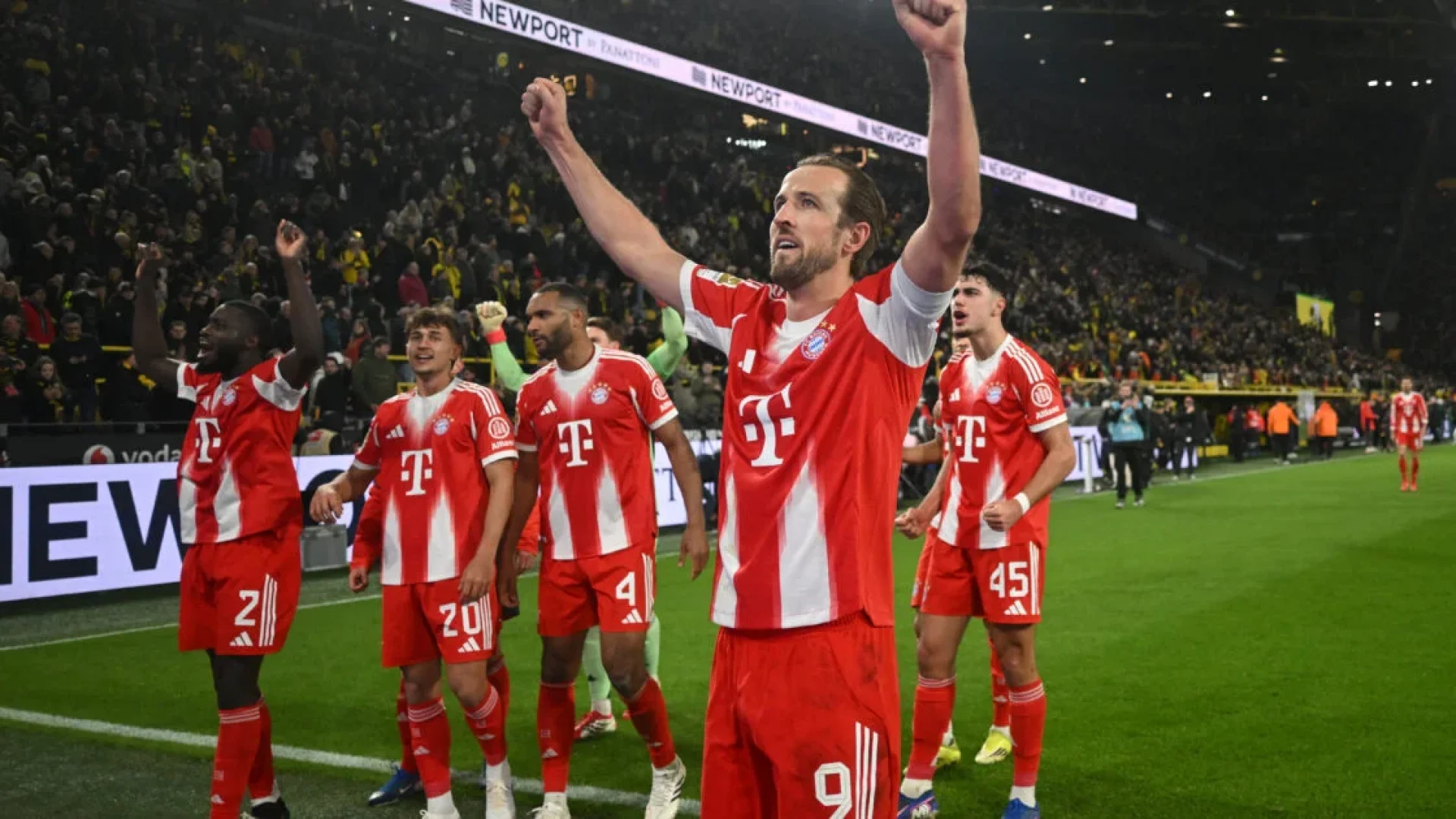 Bayern vira confronto direto na casa do Borussia e encaminha 35º título da Bundesliga