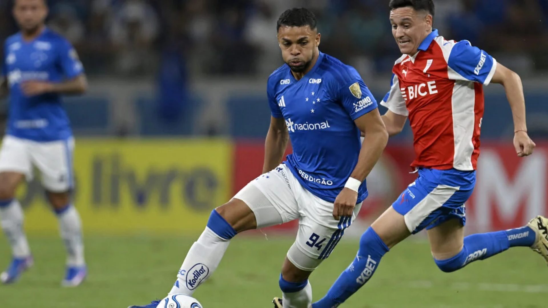 Cruzeiro vacila no fim, perde em casa para a Católica e se complica na Libertadores