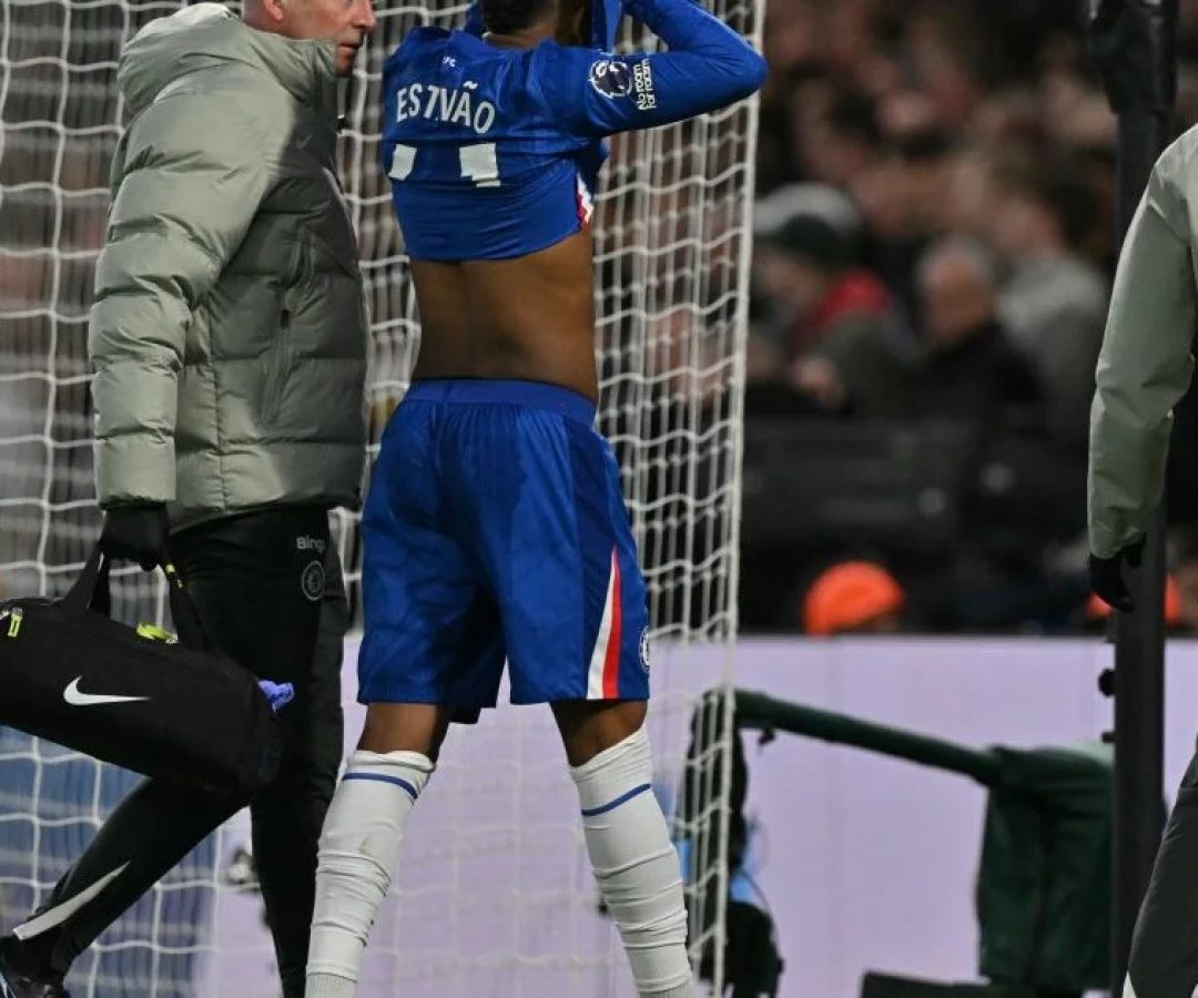 Estêvão deixa jogo do Chelsea mancando a um mês de convocação para a Copa