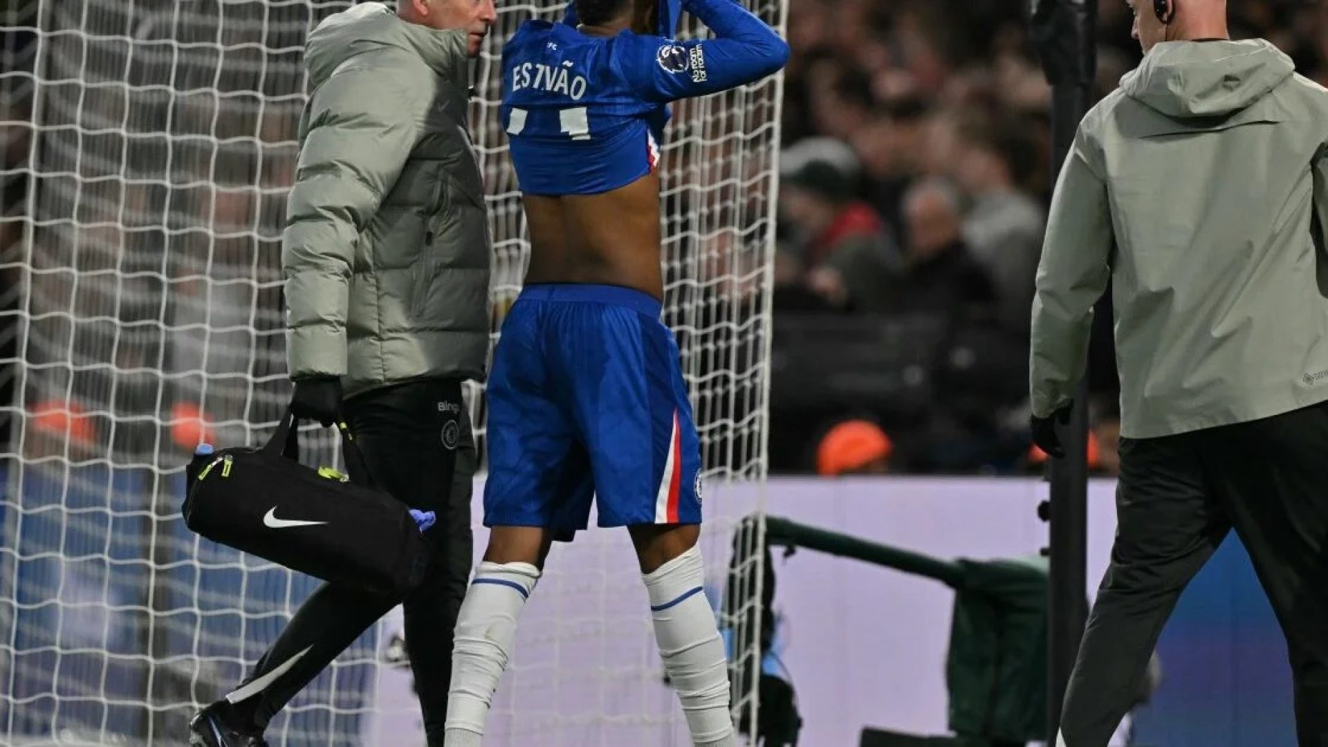 Estêvão deixa jogo do Chelsea mancando a um mês de convocação para a Copa