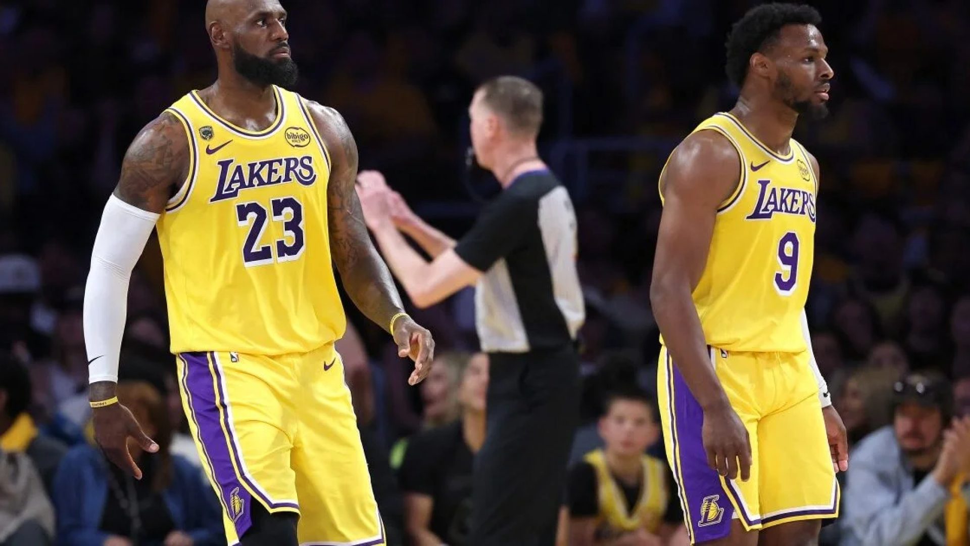 LeBron James é 1º pai a jogar com filho em playoffs da NBA e lidera vitória do Lakers